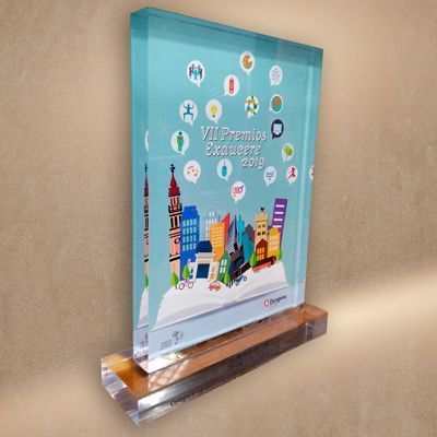 trofeo de cristal o metacrilato personalizado